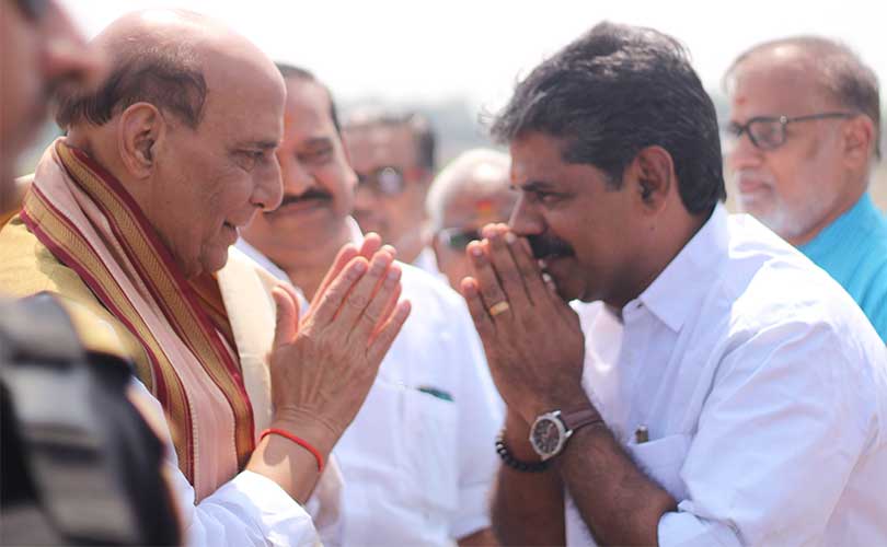 രാജ്നാഥ് സിംഗിനെ നെടുമ്പാശ്ശേരി വിമാനത്താവളത്തിൽ സ്വീകരിച്ചു.