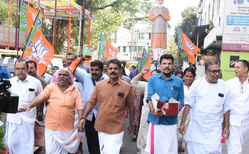 ദില്ലി വിജയം - ബി ജെ പി ആഹ്ളാദ പ്രകടനവും മധുര പലഹാര വിതരണവും നടത്തി