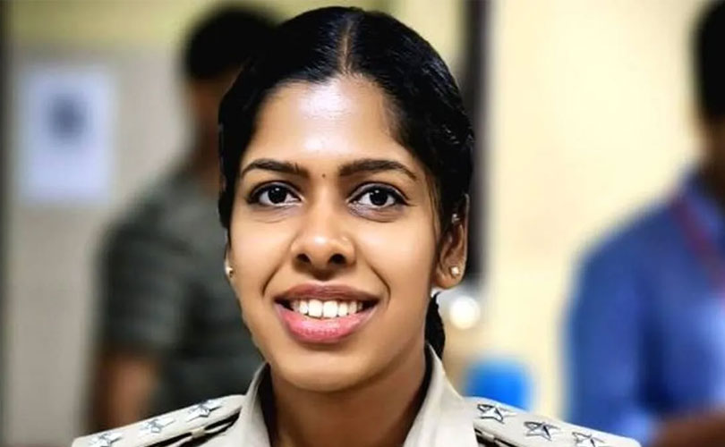 കാക്കിയുടെ കവചത്തിൽ ഒരു ഡോക്ടറുടെ കരുത്ത്: സ്വാതന്ത്ര്യദിന പരേഡ് നയിച്ച് ഐ.പി.എസ് ഓഫീസർ അപർണ