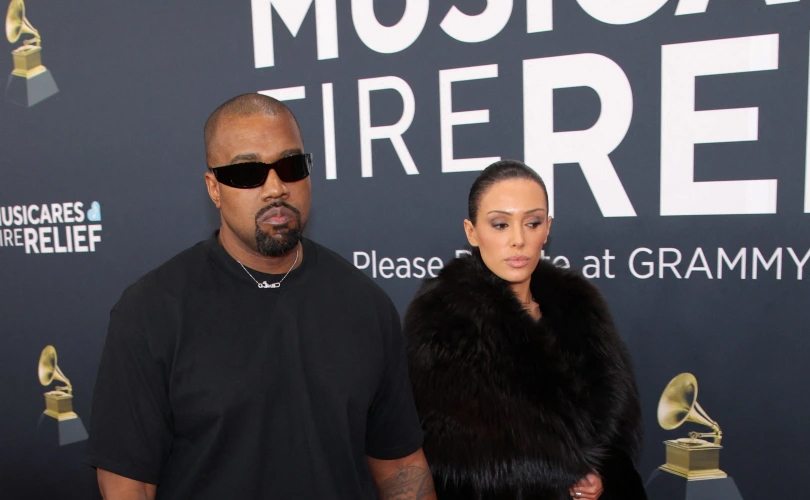 ​ഗ്രാമി പുരസ്കാര വേദിയിൽ നഗ്നത പ്രദര്‍ശിപ്പിച്ച സൂപ്പര്‍ മോഡലിനെ പുറത്താക്കി 