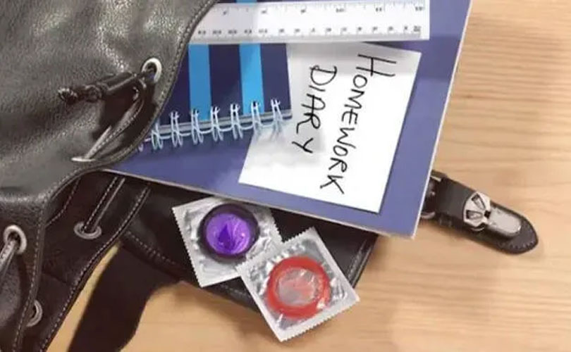   സ്കൂൾ വിദ്യാർത്ഥികളുടെ ബാ​ഗിനുള്ളിൽ മദ്യവും ​ഗർഭനിരോധന ഉറകളും