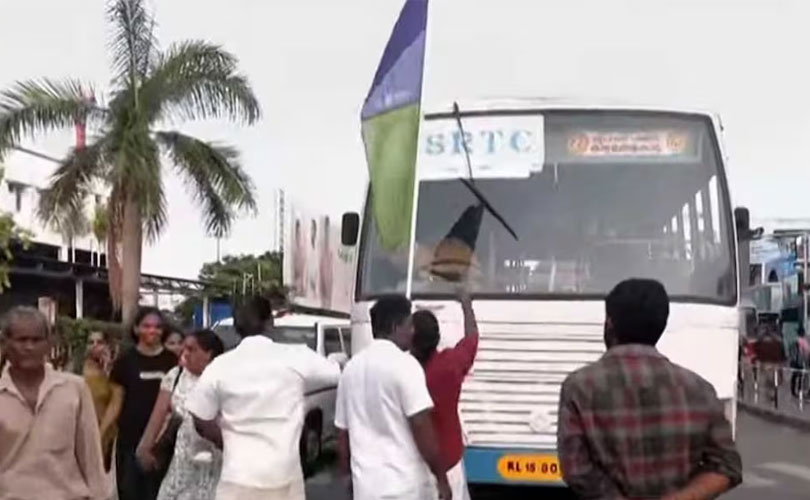 ഹർത്താൽ അനുകൂലികൾ വ്യാപകമായി വാഹനങ്ങൾ തടയുന്നു