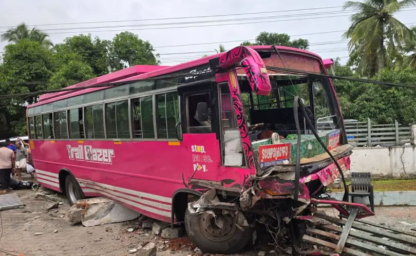 തൃശ്ശൂരിൽ നിയന്ത്രണംവിട്ട സ്വകാര്യ ബസ് അഞ്ച് വാഹനങ്ങളിൽ ഇടിച്ചു; വിദ്യാർഥിനിയുൾപ്പെടെ രണ്ട് മരണം; നിരവധി പേർക്ക് പരിക്ക്