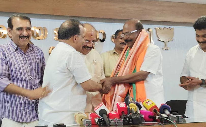സിപിഐ വിട്ട നാട്ടിക എംഎൽഎ സി.സി. മുകുന്ദൻ ബിജെപിയിൽ ചേർന്നു