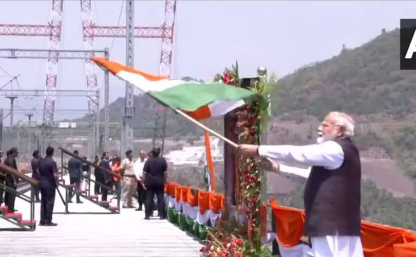 ലോകത്തിലെ ഏറ്റവും ഉയരമുള്ള റയിൽവെ ആർച്ച് പാലത്തിലൂടെ ട്രെയിൻ ഓടിത്തുടങ്ങി 