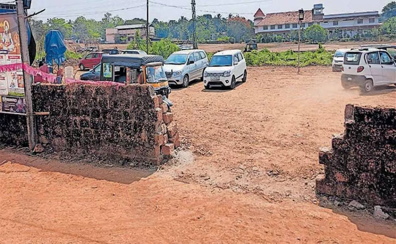  ഇതാ റിയൽ കേരള സ്റ്റോറി! ക്ഷേത്ര ഉത്സവത്തിന് ക്രിസ്ത്യൻ പള്ളി മതിൽപൊളിച്ച് സ്ഥലം വിട്ടുനൽകി 