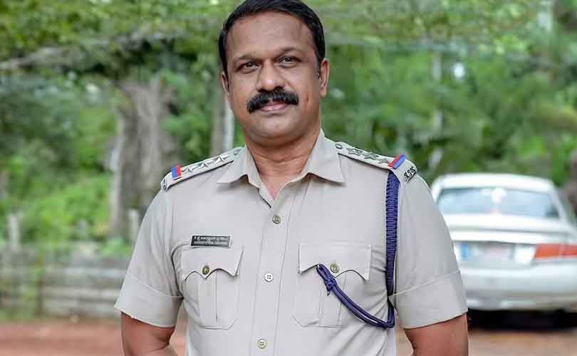 വിവാഹം കഴിക്കാമെന്ന് വാഗ്ദാനം നൽകി ഒപ്പം താമസിപ്പിച്ചു; യുവതി ഗർഭിണിയായതോടെ ബന്ധത്തിൽ നിന്ന് പിന്മാറി; പത്തനംതിട്ട സ്വദേശിനിയുടെ പരാതിയിൽ പൊലീസ് ഇൻസ്പെക്ടർക്ക് സസ്പെൻഷൻ