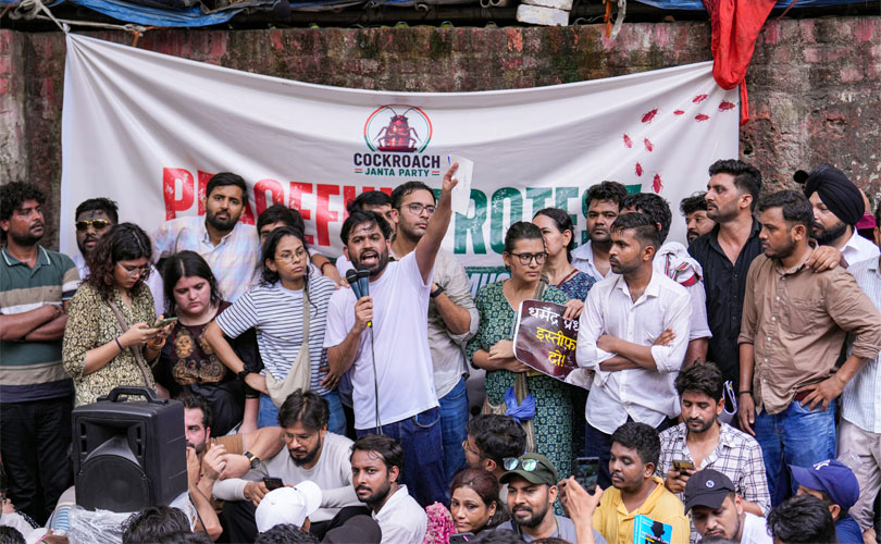 കോക്രോച്ച് ജനതാ പാർട്ടിയുടെ ആദ്യ പരിപാടിയിൽ വൻ ജനപങ്കാളിത്തം 