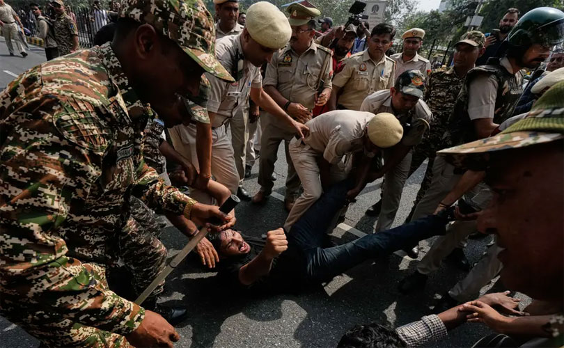 രാജ്യതലസ്ഥാനം പൊലീസ് വലയത്തിൽ; കസ്റ്റഡിയിലെടുത്തവരെ പലഭാ​ഗങ്ങളിലേക്ക് മാറ്റി
