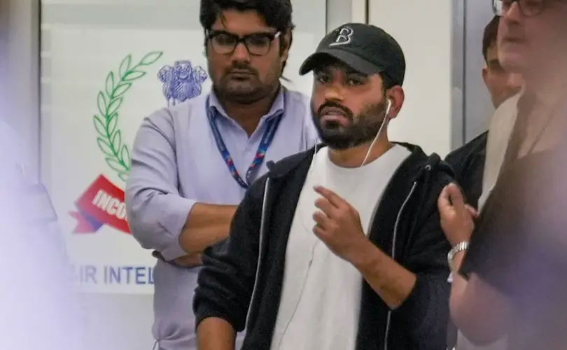 പാറ്റകൾ പണി തുടങ്ങി; അഭിജീത് ദീപ്‌കെ ഇന്ത്യയിലെത്തി