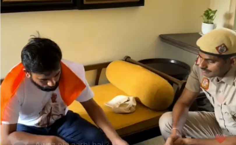 തിരംഗാ മാർച്ചിന് അനുമതിയില്ല; അഭിജീത് ദിപ്‌കെയുടെ വീട്ടിലെത്തി ഡൽഹി പോലീസ്; നോട്ടീസ് കൈമാറി