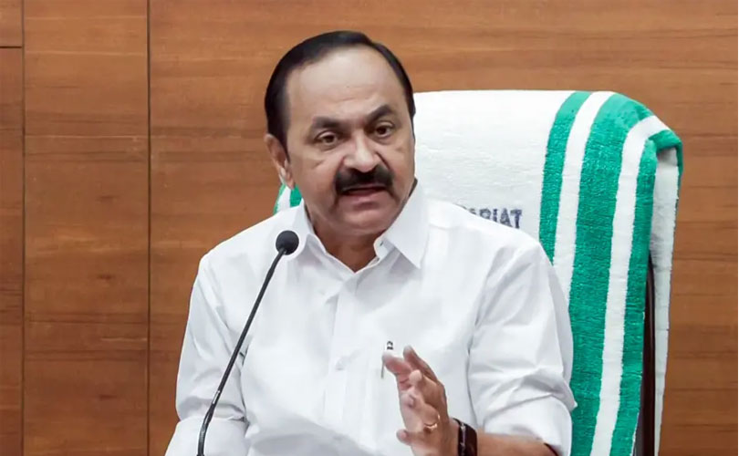 കടലിൽ കാണാതായ മത്സ്യത്തൊഴിലാളികൾക്കായുള്ള തിരച്ചിലിലെ വീഴ്ച്ചകൾ സംബന്ധിച്ച ചോദ്യങ്ങളോട് മുഖംതിരിച്ച് മുഖ്യമന്ത്രി