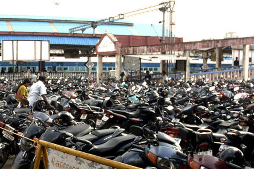 റെയിൽവേ സ്റ്റേഷനുകളിലെ വാഹന പാർക്കിംഗ് ഫീസിൽ വർദ്ധനവ് ഇരട്ടിയിലേറെ ആക്കിയെന്ന് പരാതി