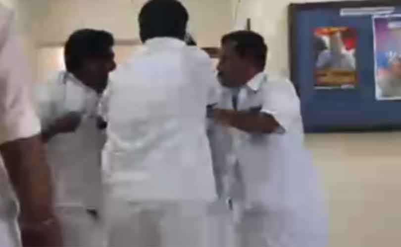 തദ്ദേശ തെരഞ്ഞെടുപ്പിൽ സീറ്റിനായി കോൺ​ഗ്രസ് നേതാക്കളുടെ തമ്മിലടി