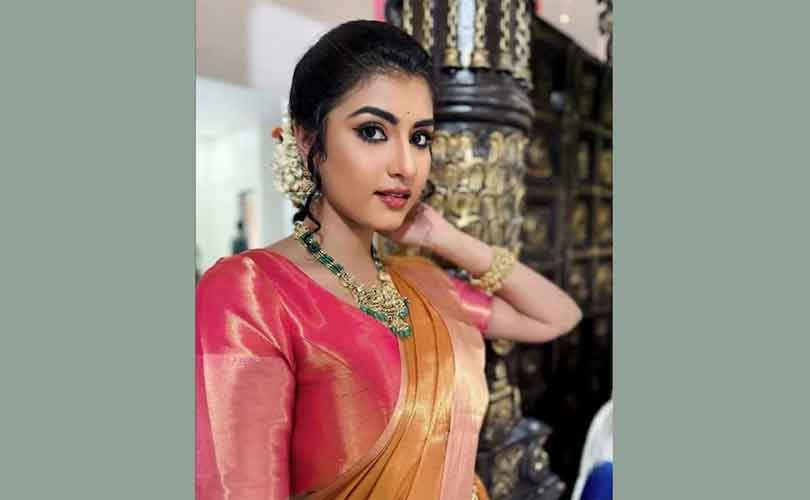 ബൈക്ക് യാത്രക്കാരെ ഇടിച്ചിട്ട ശേഷം കാർ നിർത്താതെ പോയ സംഭവത്തിൽ നടി ദിവ്യ സുരേഷിനെതിരെ കേസ് 