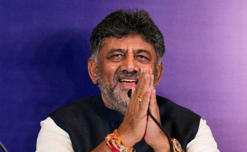 നിയമസഭയിൽ ആർഎസ്എസ് പ്രാർഥനാഗാനം ആലപിച്ച് കോൺ​ഗ്രസ് നേതാവും കർണാടക ഉപമുഖ്യമന്ത്രിയുമായ ഡി കെ ശിവകുമാർ 