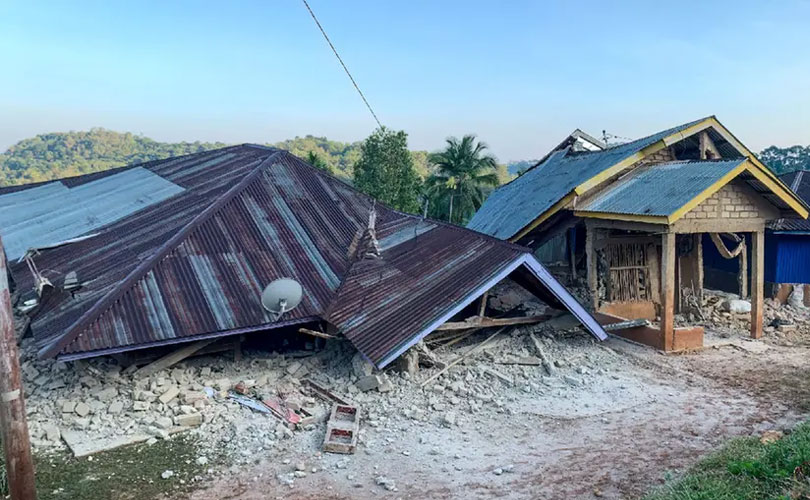 ഫ്‌ളോറസിനെ നടുക്കി തീവ്ര ഭൂചലനം; സുനാമി മുന്നറിയിപ്പ്; ജനങ്ങളെ ഒഴിപ്പിക്കുന്നു