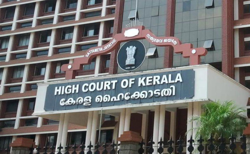 വക്കീൽ ഫീസ് തർക്കം: കക്ഷിയുടെ വിധിപ്പകർപ്പ് തടഞ്ഞുവെക്കാനാവില്ല; അഭിഭാഷകർക്ക് 50,000 രൂപ പിഴ ചുമത്തി 