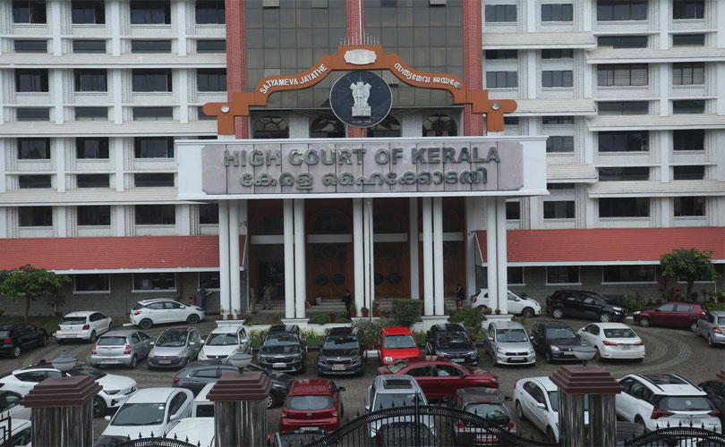 സർക്കാർ അഭിഭാഷക്കാരുടെ കാറുകളിൽ നിന്ന് ഹൈക്കോടതി എന്ന് രേഖപ്പെടുത്തിയ ബോർഡുകൾ നീക്കം ചെയ്യണം: കേരള ഹൈക്കോടതിയിൽ ഹർജി:

