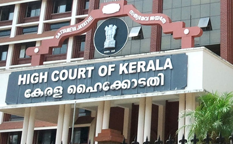 പൊതുസ്ഥലങ്ങളിലെ അനധികൃത കൊടികളും ബാനറുകളും: ഖജനാവ് ചോർത്തി അധികാരികളുടെ മൗനാനുവാദം; ഹൈക്കോടതിയുടെ ചാട്ടയടി