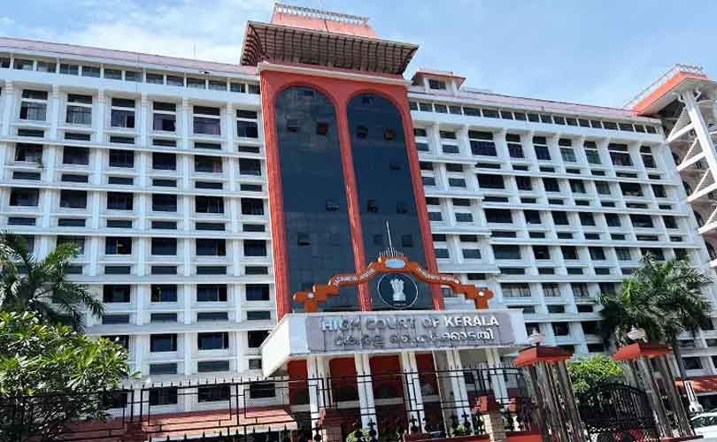 ​യുവ അഭിഭാഷകനെതിരെയുള്ള പരാമർശങ്ങൾ ഹൈക്കോടതി നീക്കം ചെയ്തു; നീതിന്യായ വ്യവസ്ഥയുടെ അന്തസ്സ് കാത്തുസൂക്ഷിക്കേണ്ടത് ബാറിന്റെ കടമയെന്ന് ഓർമ്മപ്പെടുത്തൽ:
