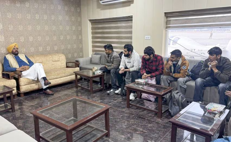 കൈകാലുകളിൽ വിലങ്ങുവെച്ചാണ് എത്തിച്ചതെന്ന് അമേരിക്കയിൽ നിന്നും നാടുകടത്തിയ ഇന്ത്യക്കാർ