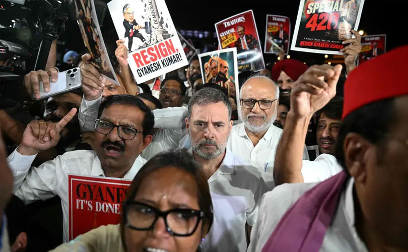 വോട്ട് ചോരി: രാഷ്ട്രപതിയെ കാണാനെത്തിയ ഇന്ത്യാസഖ്യത്തെ തടഞ്ഞ് പൊലീസ്; വിജയ് ചൗക്കിൽ പ്രതിഷേധം