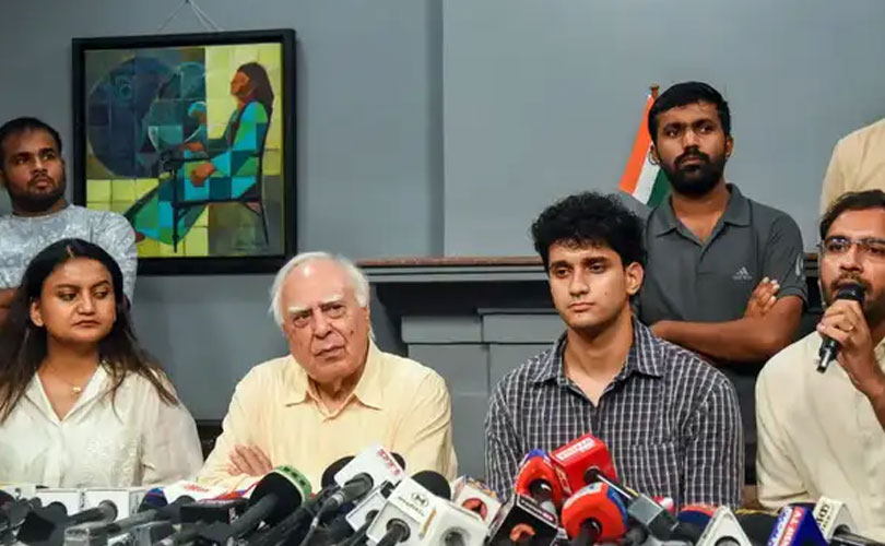 വിദ്യാർത്ഥി പ്രക്ഷോഭം: കേസിൽപെട്ടവർക്ക് നിയമസഹായമേകാൻ ഒരു കോടി രൂപ പ്രഖ്യാപിച്ച് കപിൽ സിബൽ