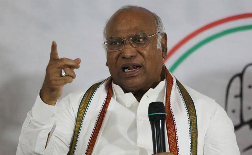 മുദ്രാവാക്യം വിളിച്ച പ്രവർത്തകരോട് ഖർഗെയുടെ രോഷം; ‘യൂസ്‌ലെസ് ഫെലോസ്’ പരാമർശം വിവാദത്തിൽ