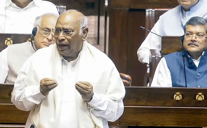 കോൺ​ഗ്രസ് അധ്യക്ഷൻ പ്രസംഗിച്ച വേദിയിൽ ‘ശുദ്ധികലശം’ നടത്തി; രാജ്യത്ത് ദളിതർക്ക് ഇടമില്ലെന്ന് ഖാർ​ഗെ