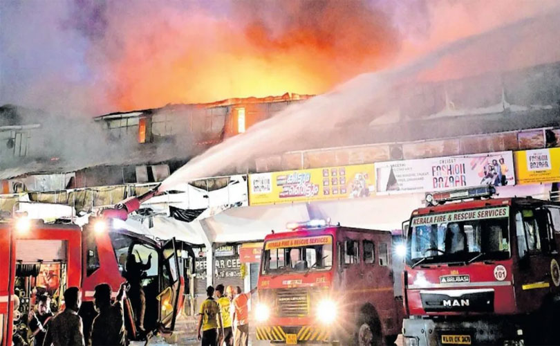 കോഴിക്കോട്ട് വൻ തീപിടിത്തം: പല കടകളും കത്തി നശിച്ചു, കോടിക്കണക്കിന് നഷ്ടം