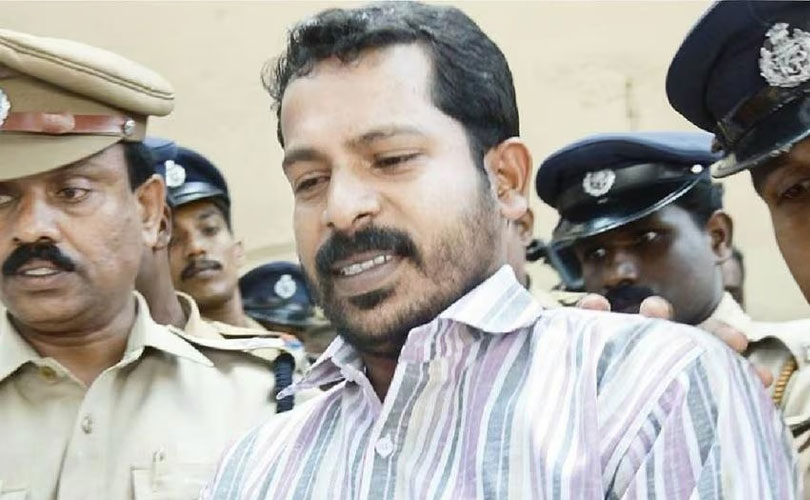 കോടതിയിൽ ഹാജരാക്കാൻ കൊണ്ടുപോയ ടി.പി.ചന്ദ്രശേഖരൻ വധക്കേസിലെ പ്രതികൾ മദ്യപിച്ച സംഭവത്തിൽ മൂന്നു പൊലീസുകാർക്ക് സസ്പെൻഷൻ