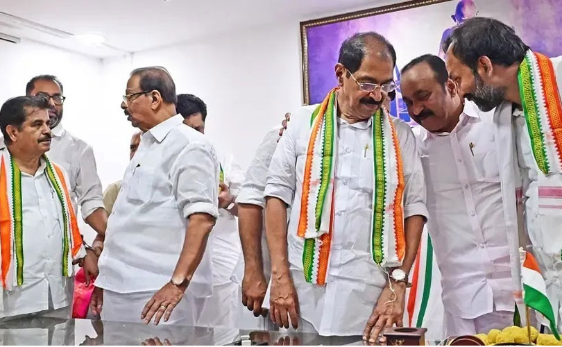 സ്വപ്നലോകത്തെ മുഖ്യന്മാർ: കോൺഗ്രസിലെ കസേരകളിയും ജാതകം തിരുത്തൽ വിദ്യയും
