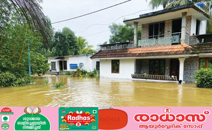 കിഴക്കൻ വെള്ളത്തിന്റെ വരവും ശമനമില്ലാത്ത മഴയും കാരണം ദുരിതം പേറി കുട്ടനാടൻ ജനത 