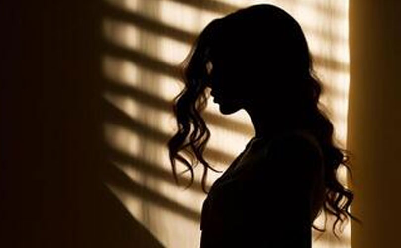  പതിനാറുകാരനുമായി നിരന്തരം ലൈം​ഗികബന്ധത്തിലേർപ്പെട്ട അധ്യാപികക്ക് ജാമ്യം 