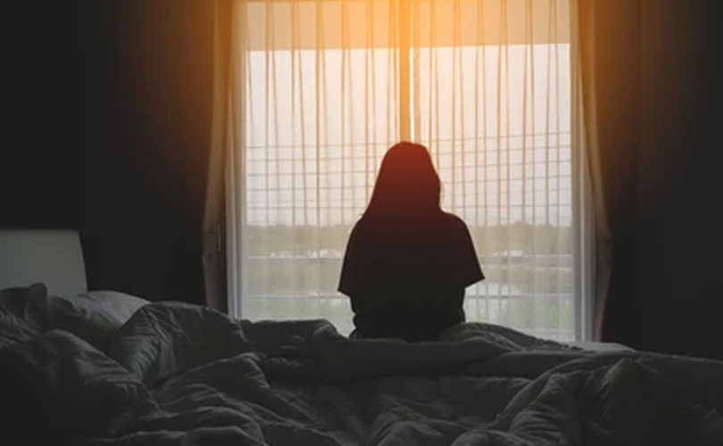 ആഘോഷത്തിനിടെ മദ്യപിച്ച് ലക്കുകെട്ട യുവതി കൂട്ടബലാത്സം​ഗത്തിനിരയായി 