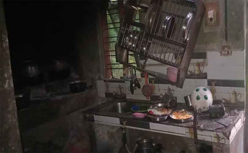 കൊല്ലത്ത് ഇടിമിന്നലേറ്റ് അമ്മയ്ക്കും അഞ്ചുവയസ്സുകാരനും പൊള്ളൽ; വീട് തകർന്നു