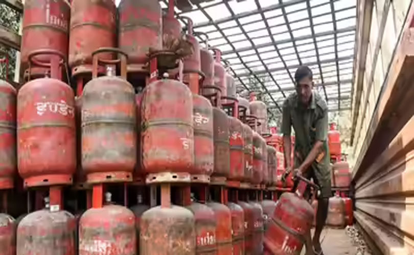 പശ്ചിമേഷ്യൻ യുദ്ധം: ഇന്ധന ഇറക്കുമതി തടസ്സപ്പെട്ടു; ഹോട്ടൽ മേഖല സ്തംഭനത്തിലേക്ക്, സിലിണ്ടർ ബുക്കിംഗ് ഇനി 25 ദിവസത്തിന് ശേഷം.