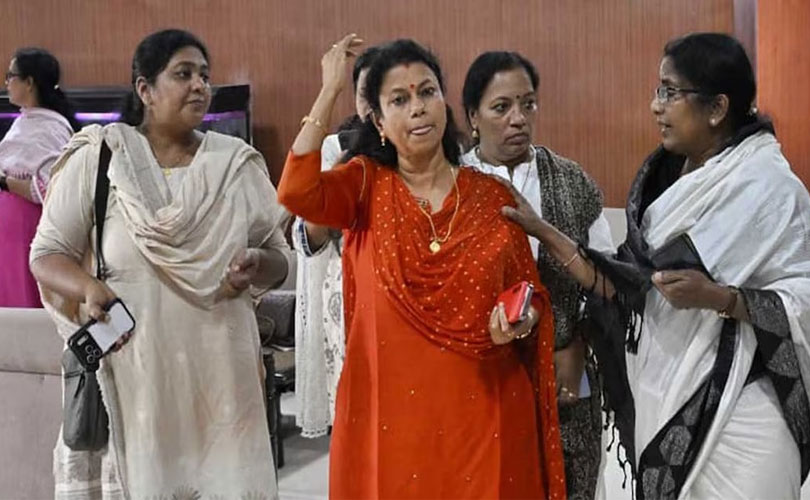 ‘ഹിന്ദി അറിയില്ലെങ്കിൽ പഠിപ്പിക്കാം’; വനിതാ കമ്മിഷൻ പരിപാടിയിൽ വാഗ്വാദം, കേരള എംഎൽഎമാർ ഇറങ്ങിപ്പോയി