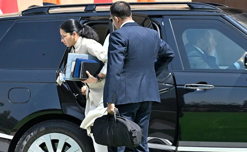 പ്രധാനമന്ത്രിയുടെ വാഹനത്തിന്റെ പിൻസീറ്റിൽ യാത്ര ചെയ്യുന്ന ഈ യുവതി ആരെന്നറിയേണ്ടേ? 