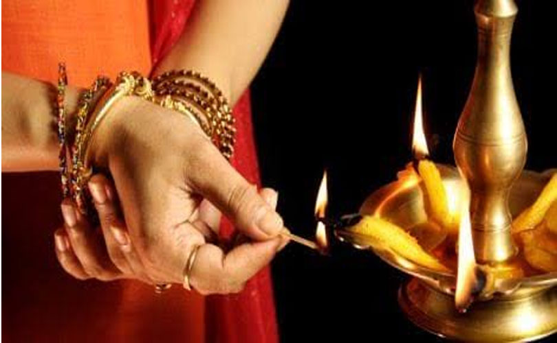 വീട്ടിൽ നിലവിളക്ക് കൊളുത്തുന്നതിൽ ശ്രദ്ധിക്കേണ്ട കാര്യങ്ങൾ; വിശ്വാസങ്ങളും ആചാരങ്ങളും അറിയാം