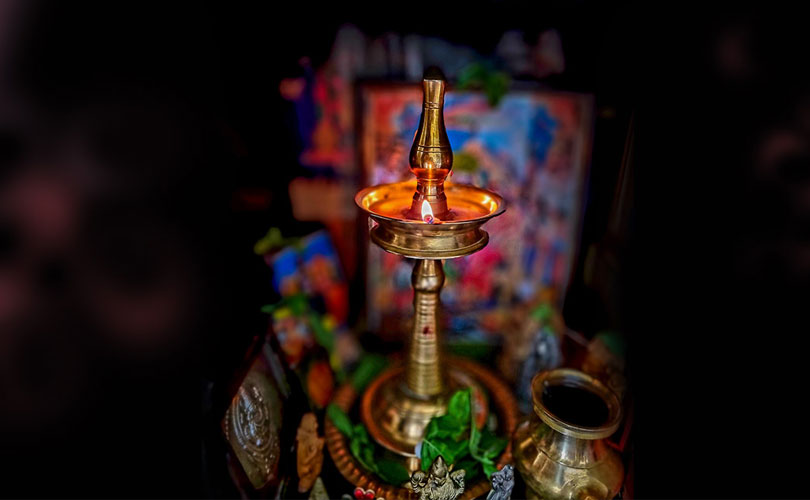 വീട്ടിൽ നിലവിളക്ക് സ്ഥിരമായി കത്തിക്കാറുണ്ടോ?  ശ്രദ്ധിക്കേണ്ട കാര്യങ്ങൾ ഇവയാണ്...