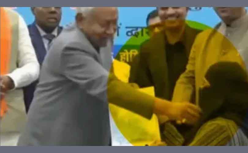 സർക്കാർ ചടങ്ങിനിടെ വനിതാ ഡോക്ടറുടെ ഹിജാബ് മാറ്റാൻ ശ്രമിച്ച് ബിഹാർ മുഖ്യമന്ത്രി