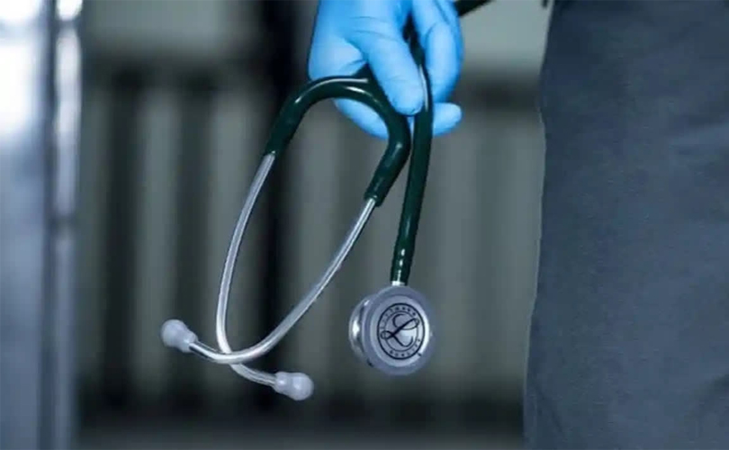  മുറിവിന് തുന്നലിടുന്നതിന് പകരം ഫെവിക്വിക്ക് ഉപയോഗിച്ച് ഒട്ടിച്ച നഴ്സിന് സസ്പെൻഷൻ