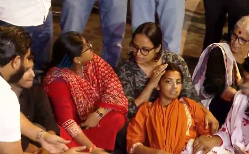 പൊലീസ് അതിക്രമത്തിൽ പ്രതിഷേധിച്ച് രാത്രിയിൽ പൊലീസ് സ്റ്റേഷന് മുന്നിൽ ധർണ; ജെബി മേത്തർ എംപി ഉൾപ്പെടെയുള്ളവർ കസ്റ്റഡിയിൽ 