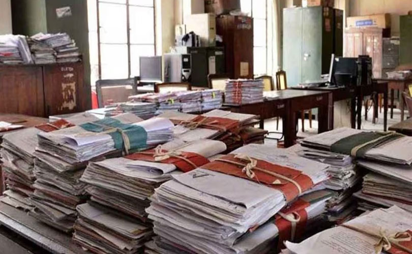 ​ചുവപ്പുനാടയിൽ കുരുങ്ങുന്ന ജീവിതങ്ങൾ: വാഗ്ദാനങ്ങളുടെ പുകമറയ്ക്കപ്പുറം സിവിൽ സർവീസ് നേരിടുന്ന വഞ്ചന