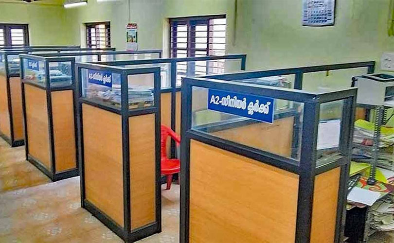 ​ഡിജിറ്റൽ സേവനം ഇനി നിർബന്ധം; ഉദ്യോഗസ്ഥരുടെ അനാസ്ഥയ്ക്ക് അന്ത്യം കുറിക്കാൻ പുത്തൻ നിയമം; വില്ലേജ് ഓഫീസുകൾ ബോർഡുകൾ വെച്ചേ മതിയാകൂ