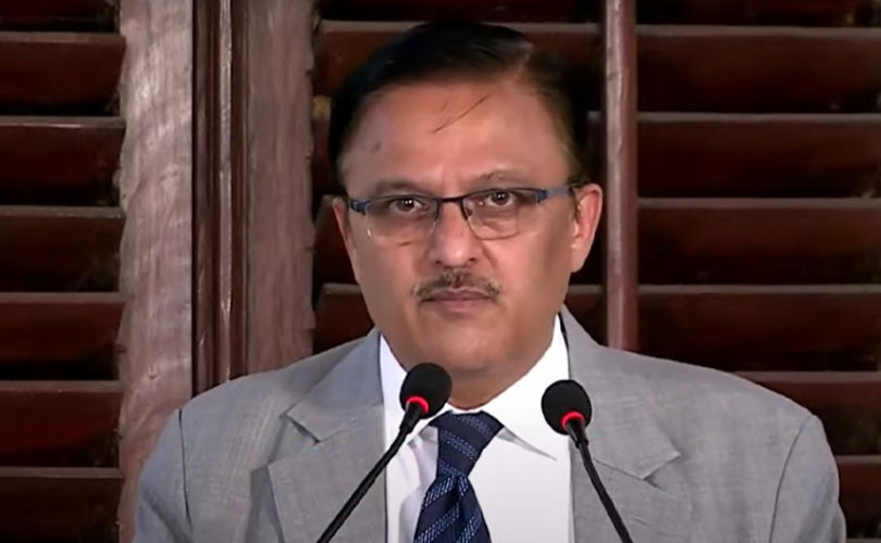 ജഡ്ജിമാർ ഭരണഘടനയെ ഉയർത്തിപ്പിടിക്കണം, ജനപ്രീതിക്ക് പിന്നാലെ പോകരുത്: ജസ്റ്റിസ് അഭയ് എസ് ഓക