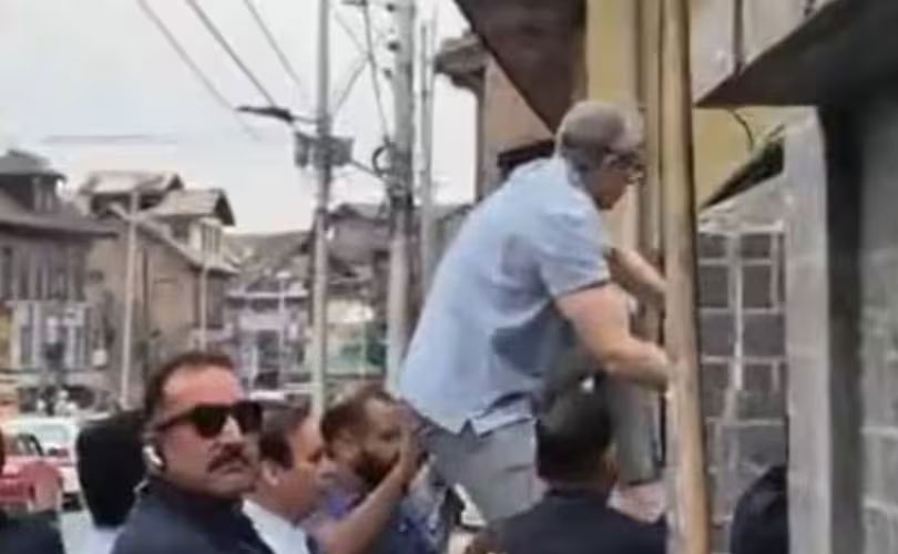   ലഫ്റ്റനന്റ് ഗവർണറുടെ വിലക്ക് മറികടന്ന് ​ഗേറ്റ് ചാടിക്കടന്ന് കശ്മീർ മുഖ്യമന്ത്രി നഖ്‌ഷ്ബന്ദ് സാഹിബ് ദർ​ഗയിൽ പ്രവേശിച്ചു 