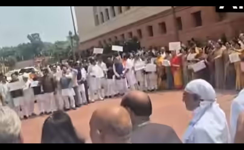 പാർലമെന്റിന് മുന്നിൽ ഭരണ - പ്രതിപക്ഷ എംപിമാർ ഏറ്റുമുട്ടി 